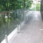 Стеклянные перегородки на улицах украшают фасады зданий